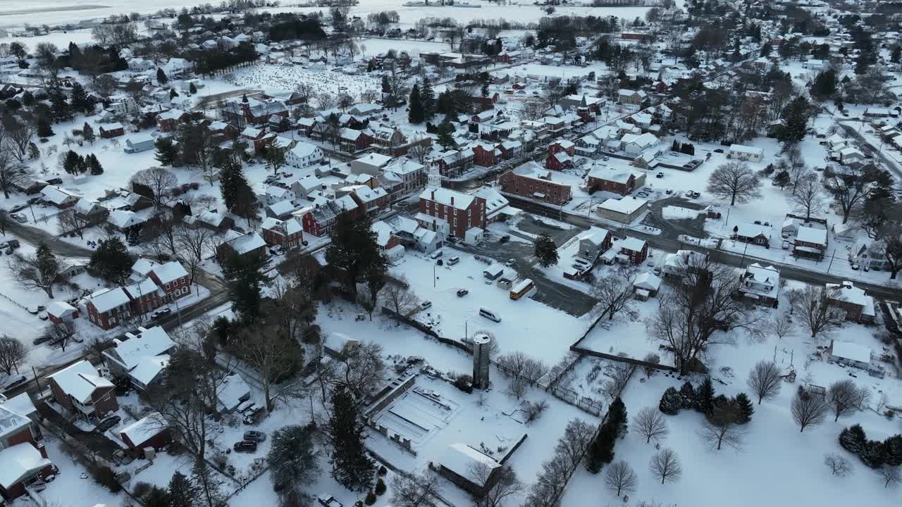 宾夕法尼亚州兰开斯特县斯特拉斯堡鸟瞰图。下雪的冬日。美国小镇风景。视频素材