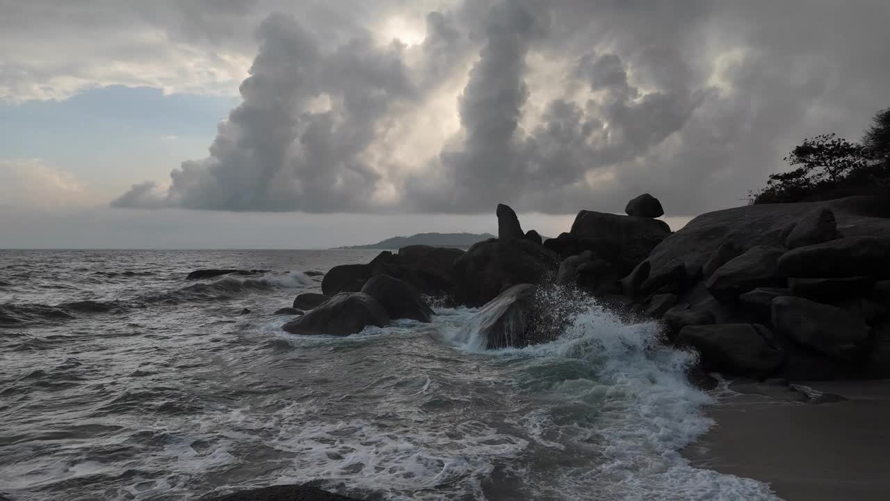 海浪与泰国苏梅岛的岩石和崎岖的海岸碰撞，拥有原始的自然美景和自由，旅行和休闲的精神。视频素材