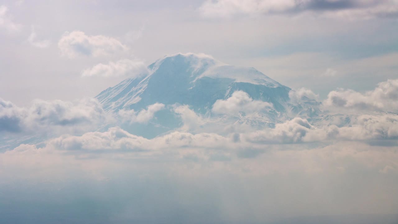 从埃里温看亚拉腊特(Agri)山。时隐时现的山峰景观与流动的云视频下载