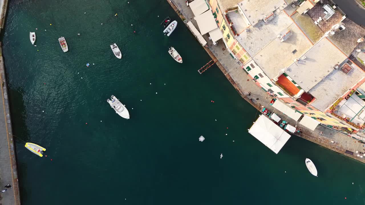 停泊在波托菲诺港的船只，平静的蓝色海水，充满活力的沿海城镇，鸟瞰图视频素材