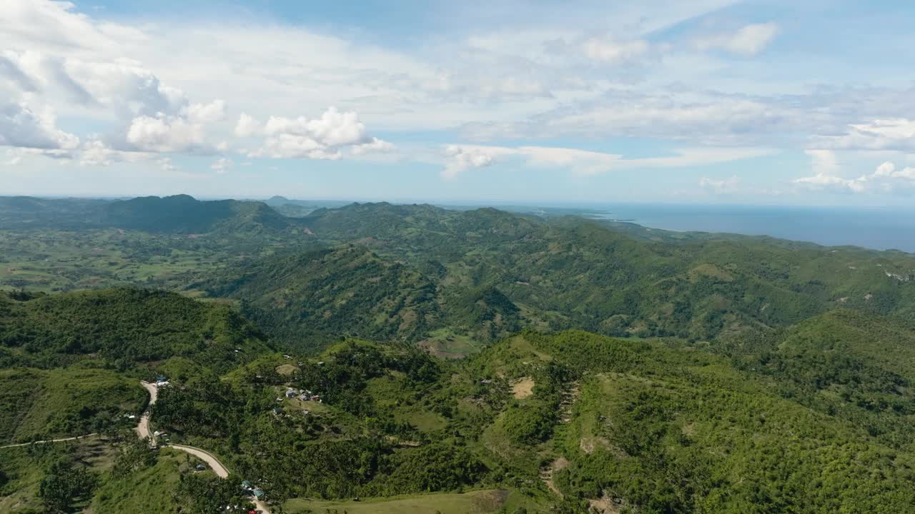 青山绿林，农田林立。视频素材