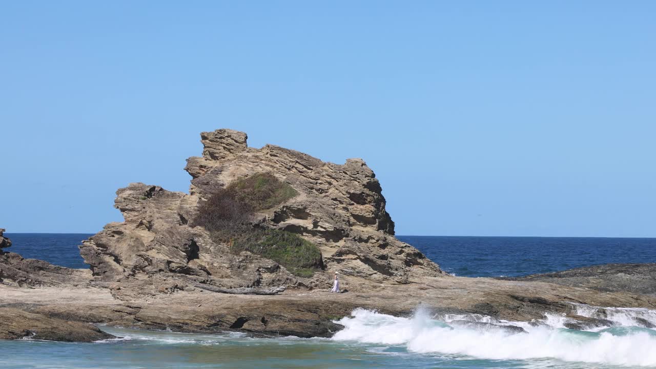 海浪冲击着岩石海岸视频素材