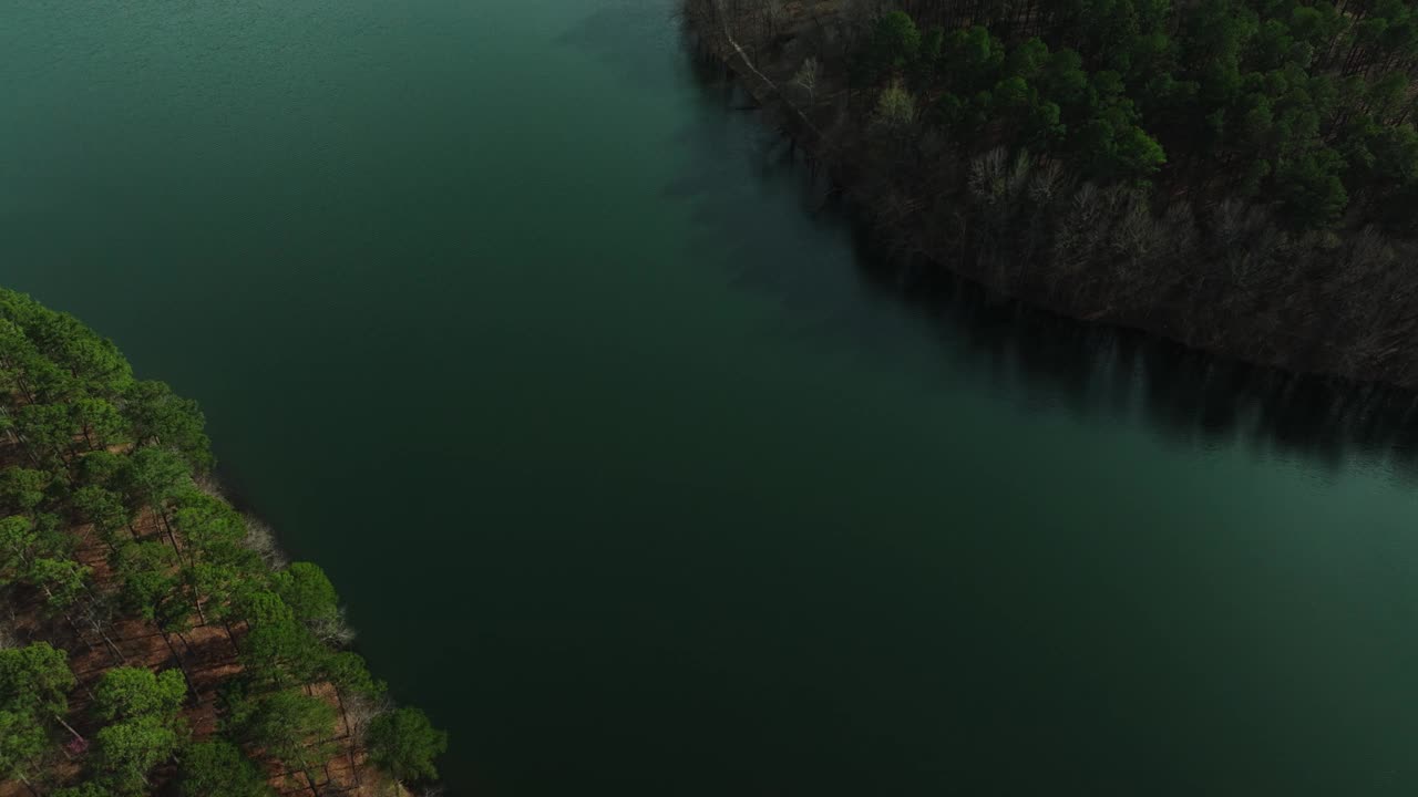 阿肯色的威丁顿湖，郁郁葱葱，湖水宁静，上空乌云密布，鸟瞰图视频素材