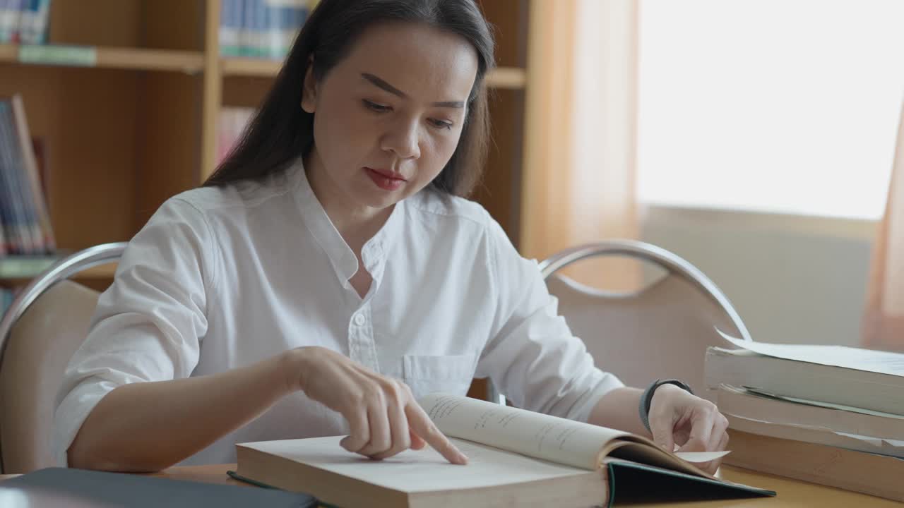 女性的手在翻书。成人学生读书视频下载