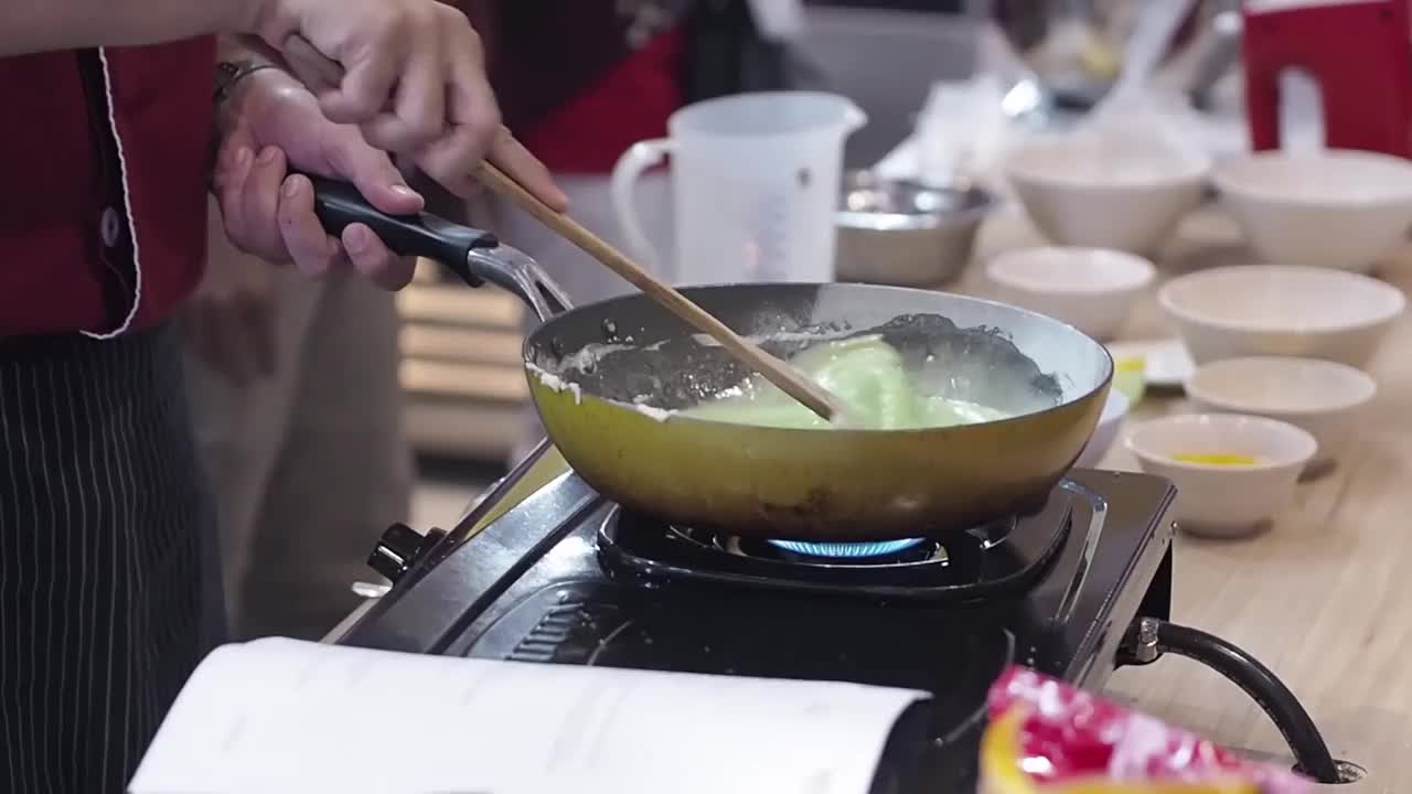 手在锅里搅拌食物的特写视频下载