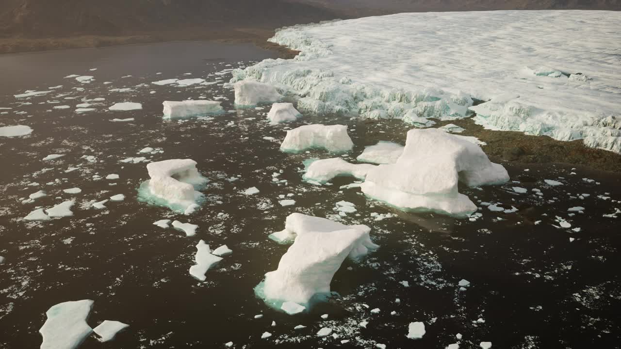 漂浮在水面上的冰山视频素材