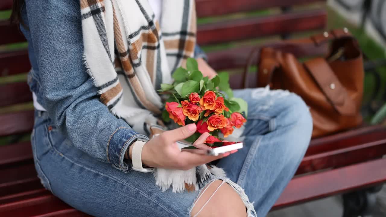 一位女士正在使用手机视频素材