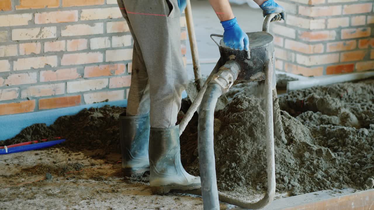 建筑工往地板上抹半干砂浆视频素材