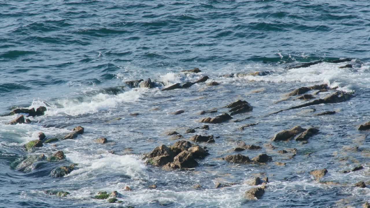 悬崖峭壁和海浪与远处的镜头视频素材