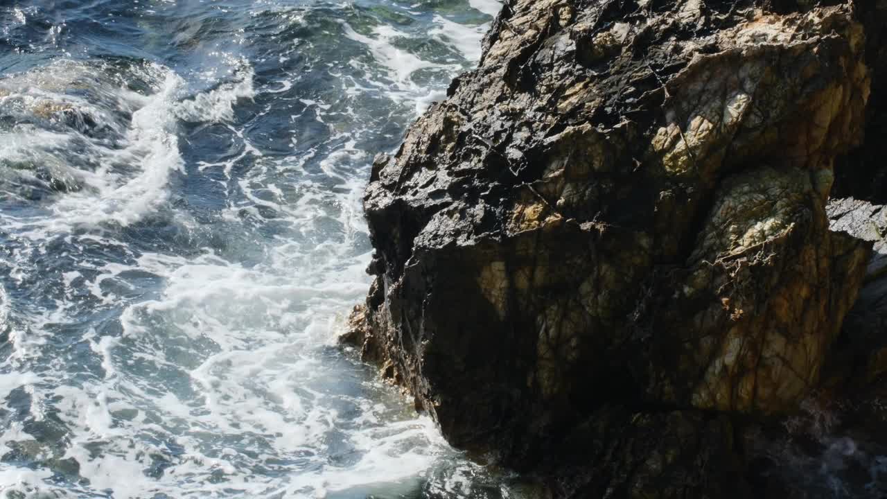 悬崖峭壁和海浪与远处的镜头视频素材