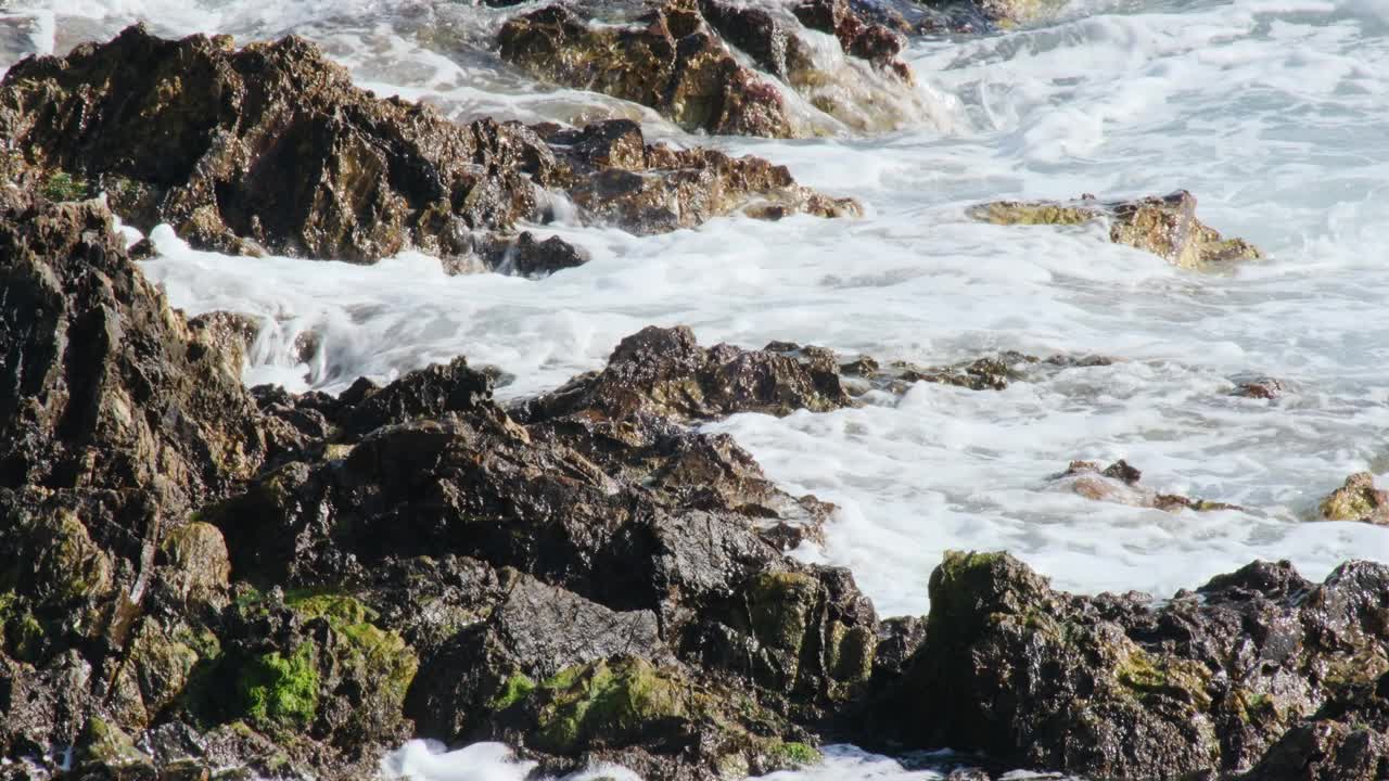 悬崖峭壁和海浪与远处的镜头视频素材