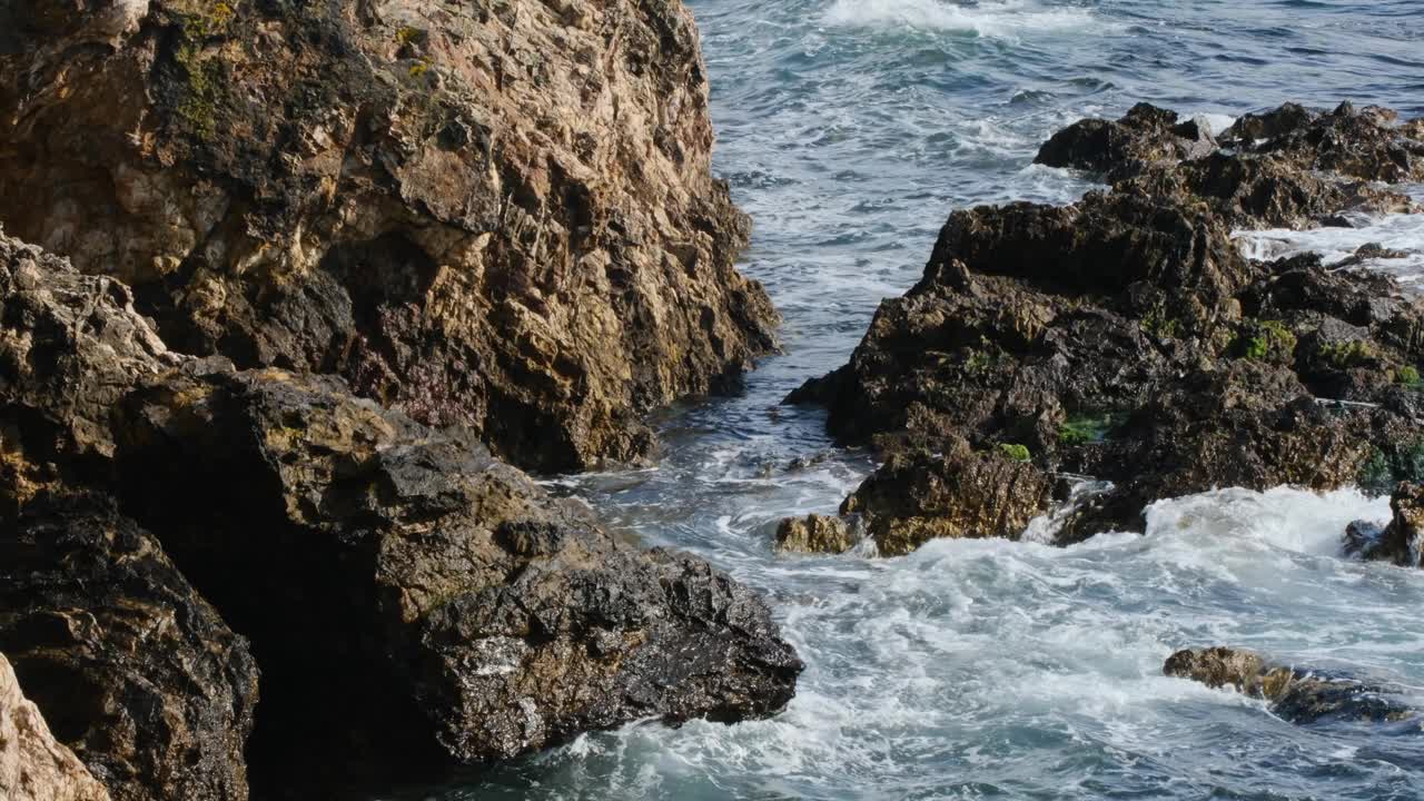 悬崖峭壁和海浪与远处的镜头视频素材