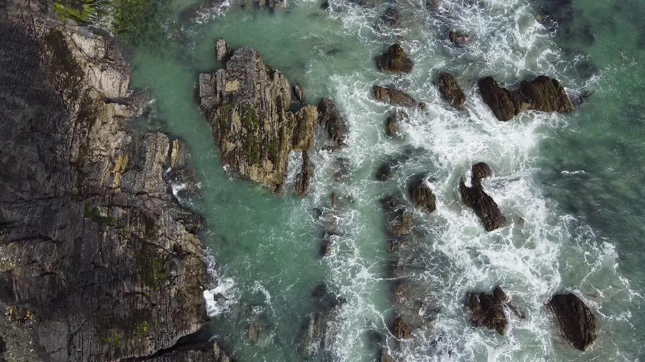 巨大的巨石和海浪。海景，无人机视频。凯尔特海的爱尔兰海岸。海面上的小波浪。视频素材