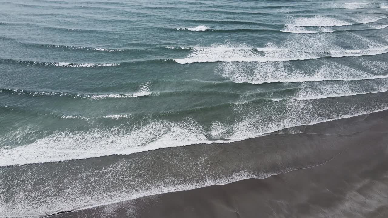 沙滩和海面上的白色泡沫，无人机拍摄的视频。海景。视频素材