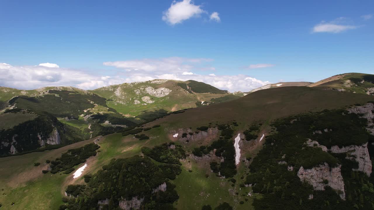 布塞吉山脉有郁郁葱葱的山谷和岩石山峰，阳光明媚的日子，鸟瞰视频素材