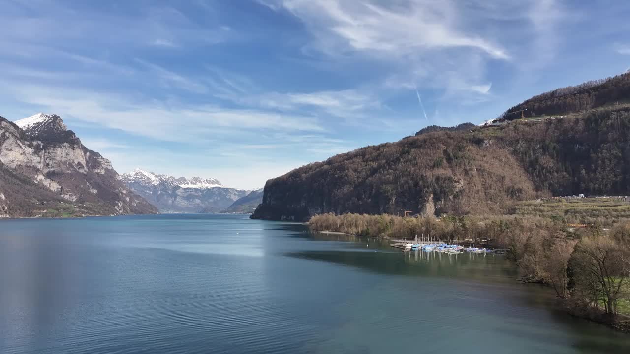 田园诗般的瓦伦湖与Churfirsten Range View。瑞士-空中视频素材