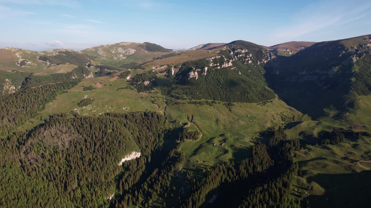 布吉山与青翠的山谷在晴朗的天空下，白天，鸟瞰图视频素材