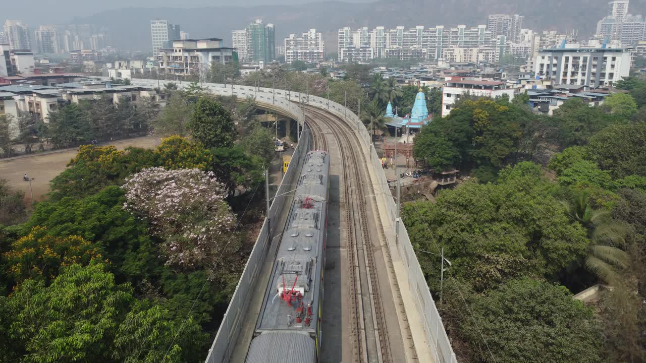 新孟买地铁列车穿过居民区视频素材