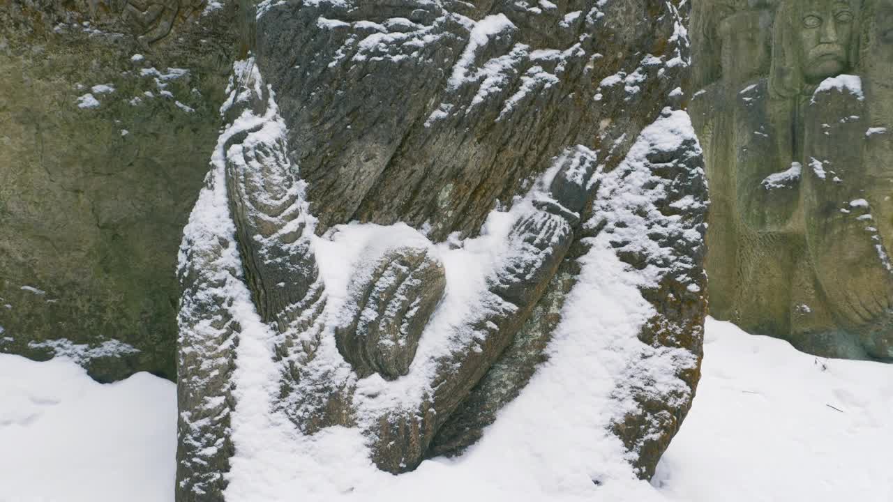 在乌克兰喀尔巴阡山脉的白雪皑皑的森林里，一个巨大的方尖碑孤零零地矗立在那里视频素材