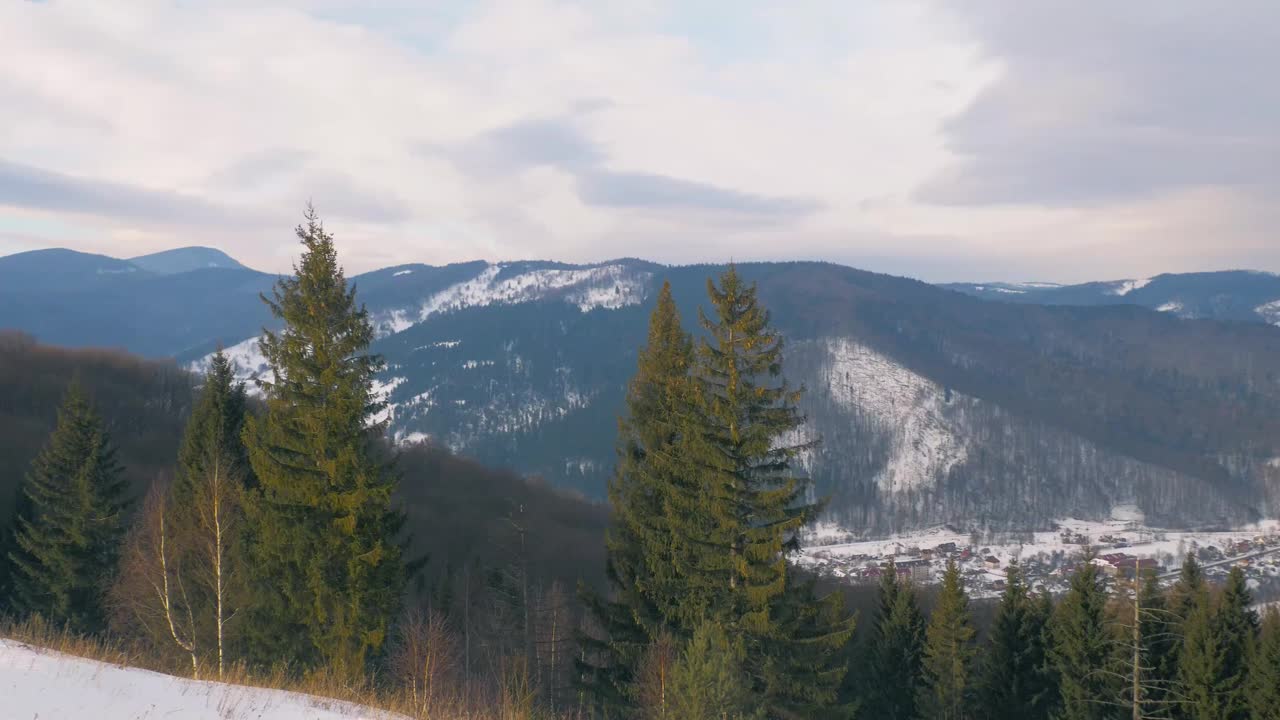 冬季景观-喀尔巴阡山脉白雪皑皑的山谷的俯视图视频素材