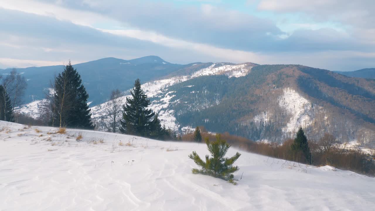 阳光明媚的冬日美景。阳光下的雪山冬日景观。是远足和旅游的好去处。冬季仙境。令人惊叹的自然背景视频素材