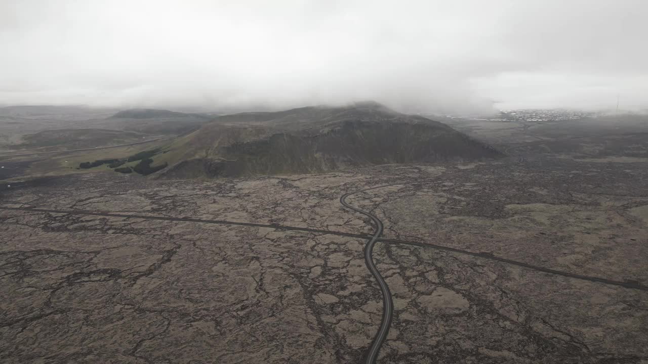 穿越冰岛雷克雅内斯半岛熔岩地带的偏僻道路。无人机航拍视频素材