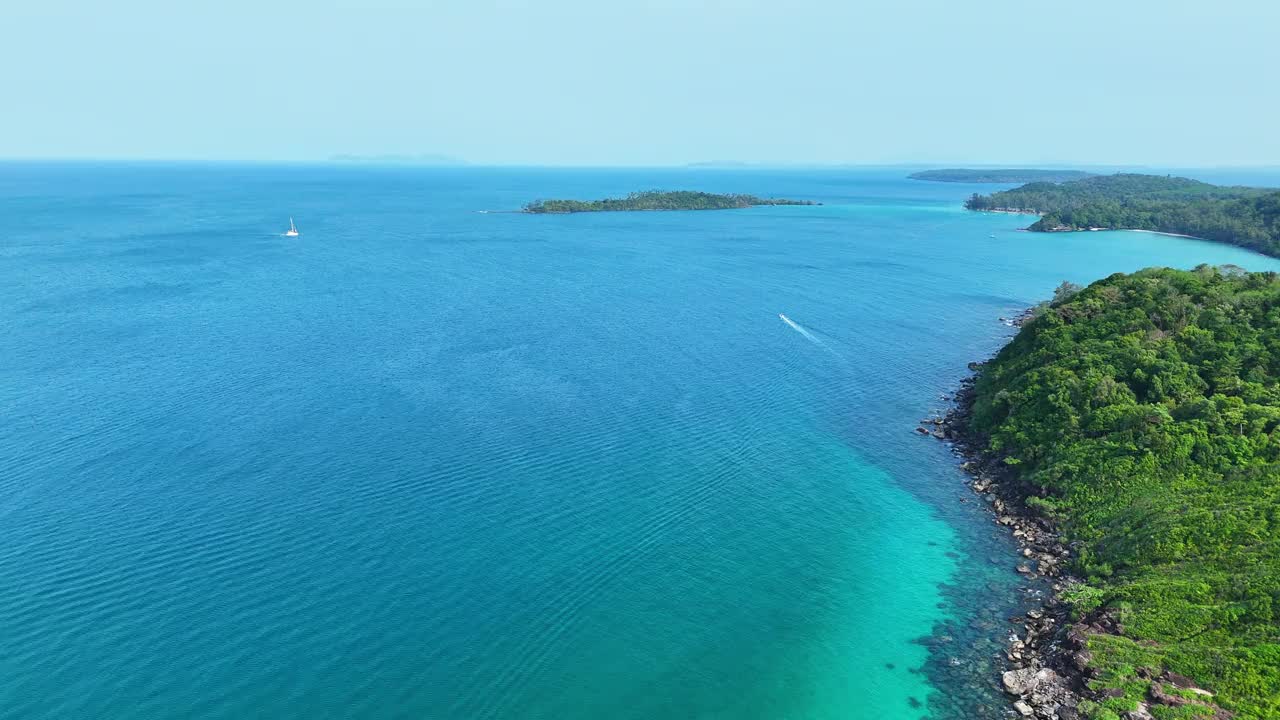 惊人的海滨美丽的海浪撞击岩石，鸟瞰热带海洋在美丽的好岛泰国。视频下载