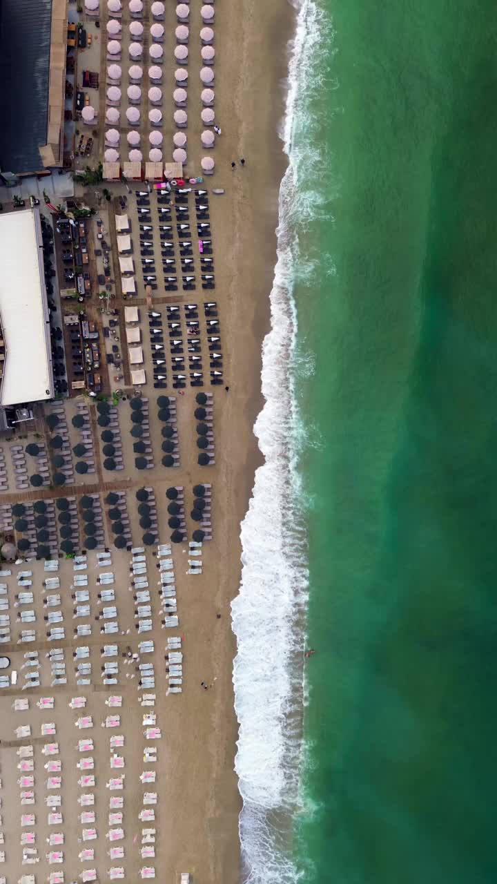 从海上海滩的飞行无人机鸟瞰图视频下载