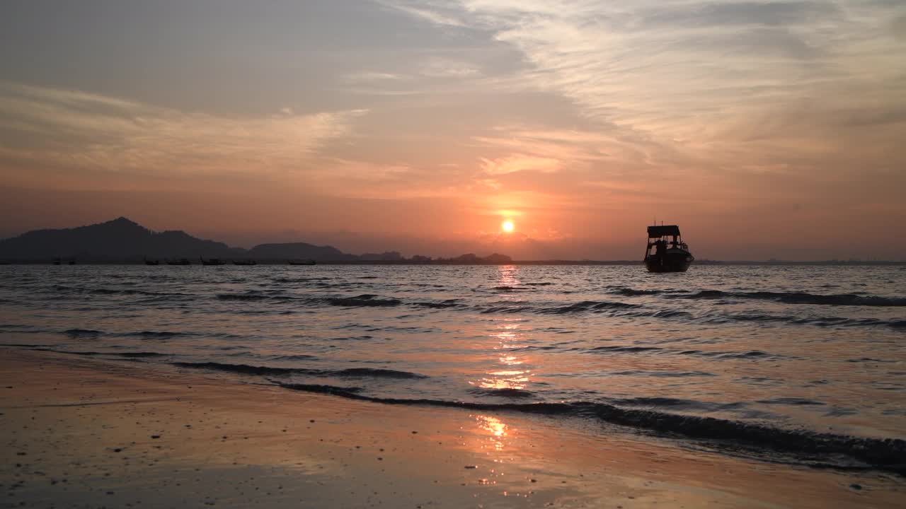 美丽的天空和日落与波浪和海滩黄昏在穆克岛，泰国视频素材