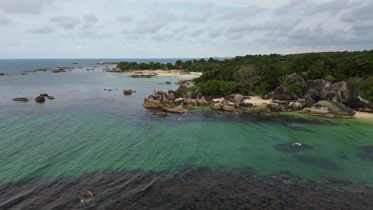 勿里洞海滩空中景观，印尼丹戎丁基海滩视频素材