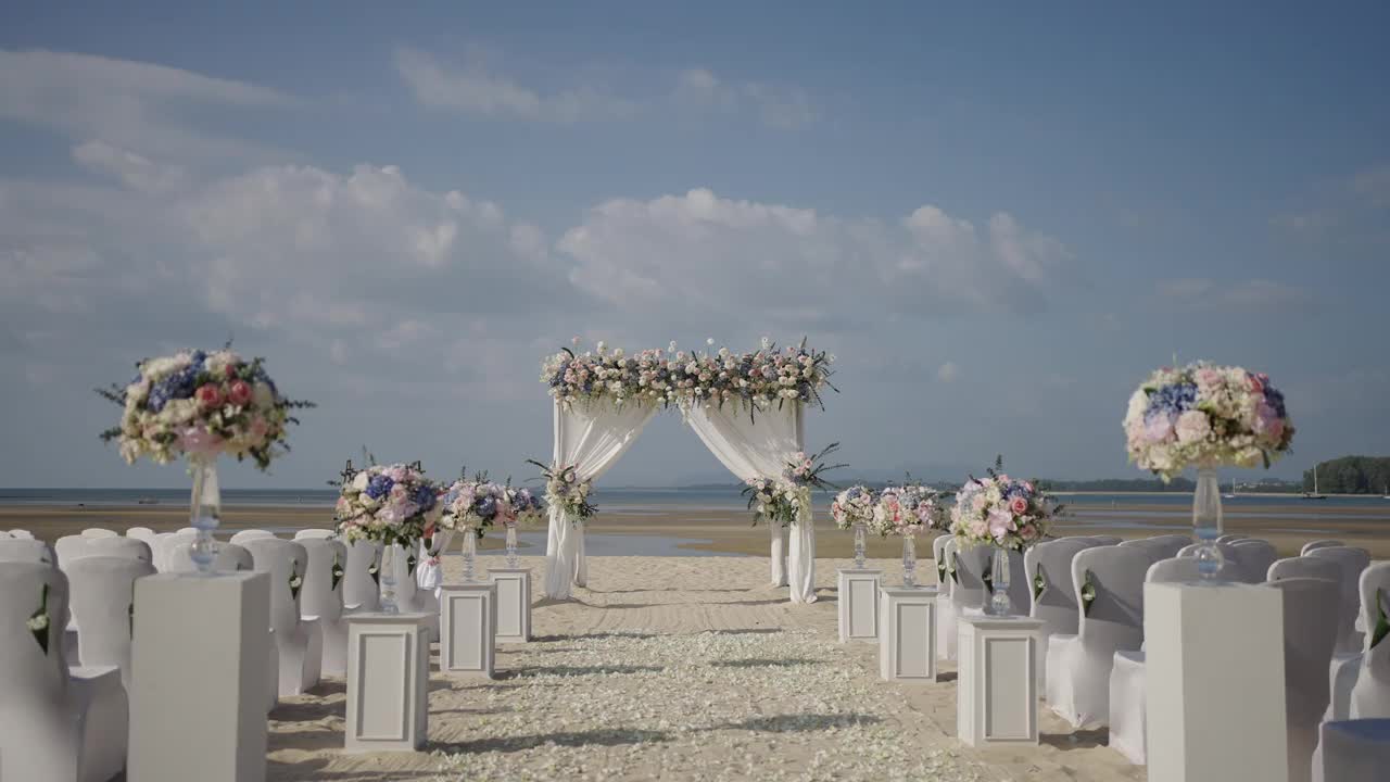 婚礼仪式装饰拱门花玫瑰在海滩上。视频素材