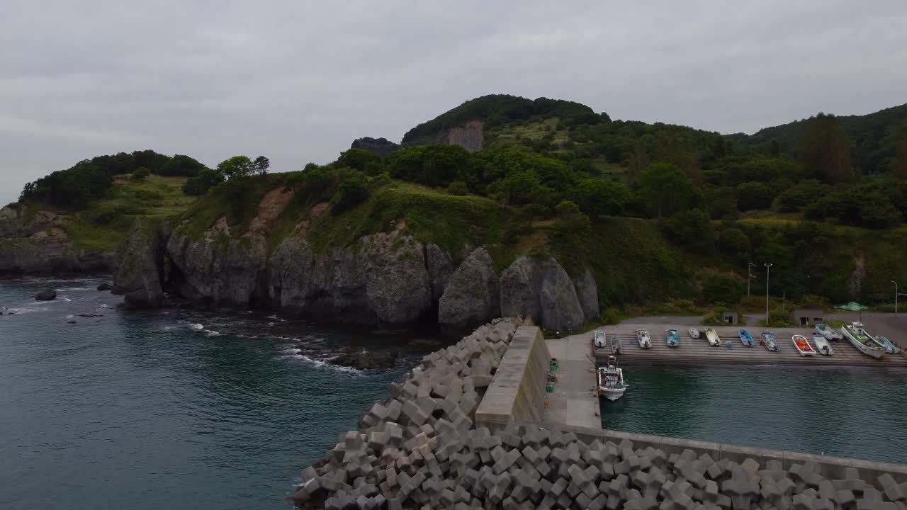 无人机拍摄的咸谷渔港和本迈角在多云的一天在小丸，北海道，日本视频素材