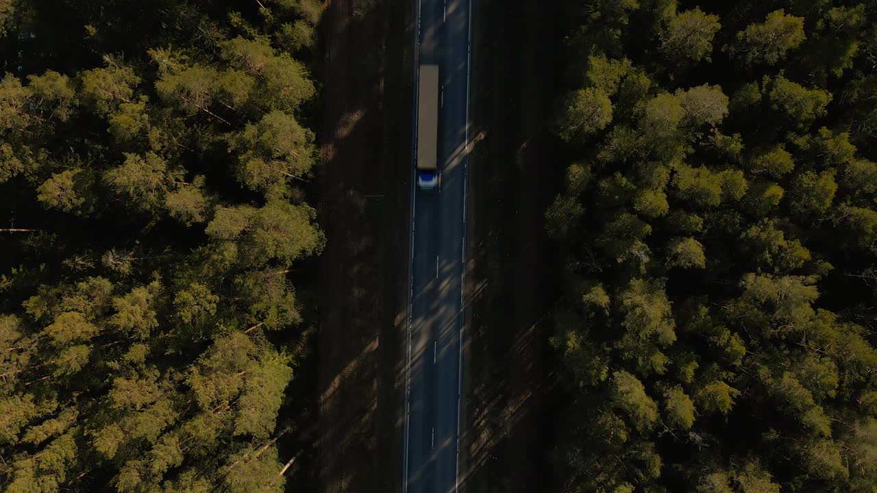 从上面看森林景观中柏油路上的卡车视频素材