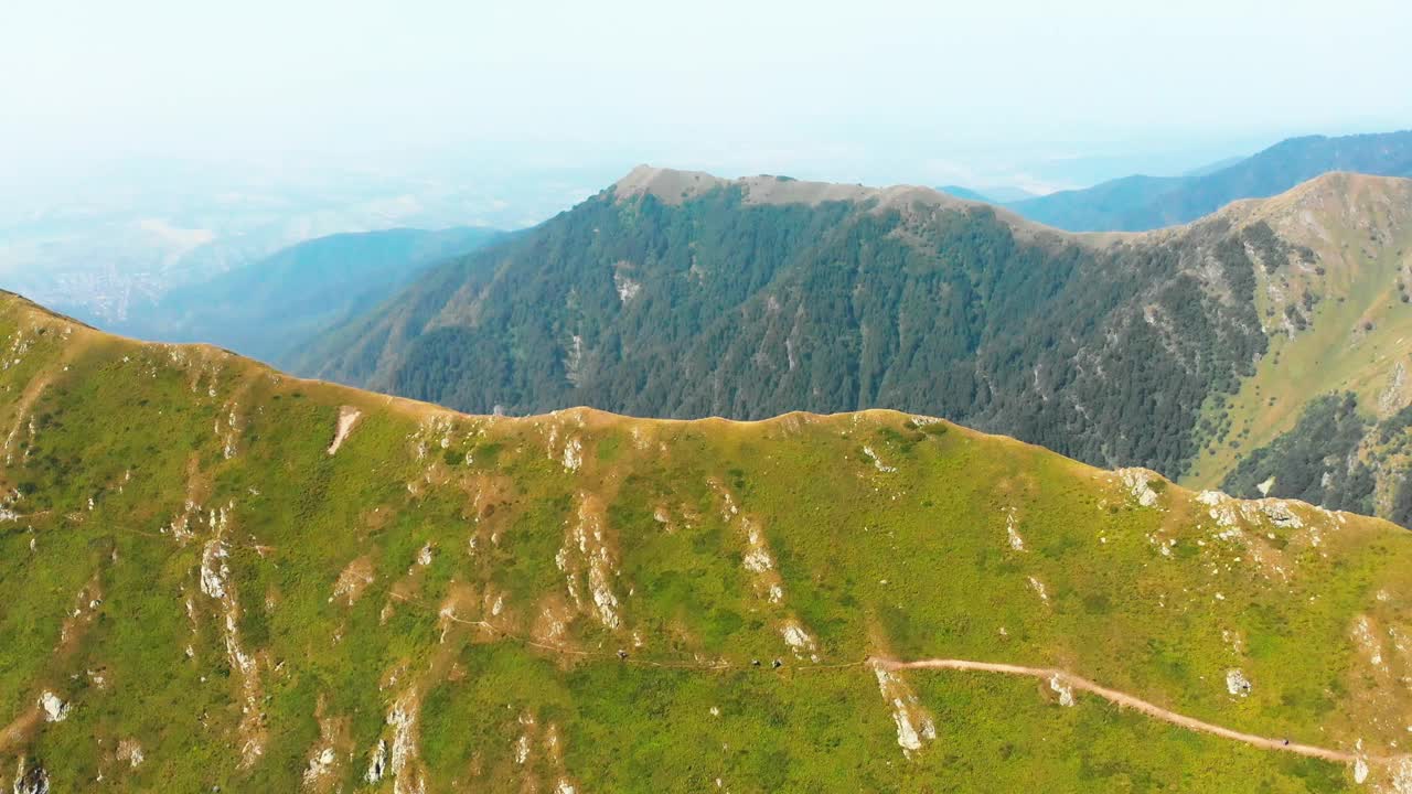 鸟瞰图四名徒步旅行者在Lagodekhi国家公园的黑岩小径上徒步旅行视频素材