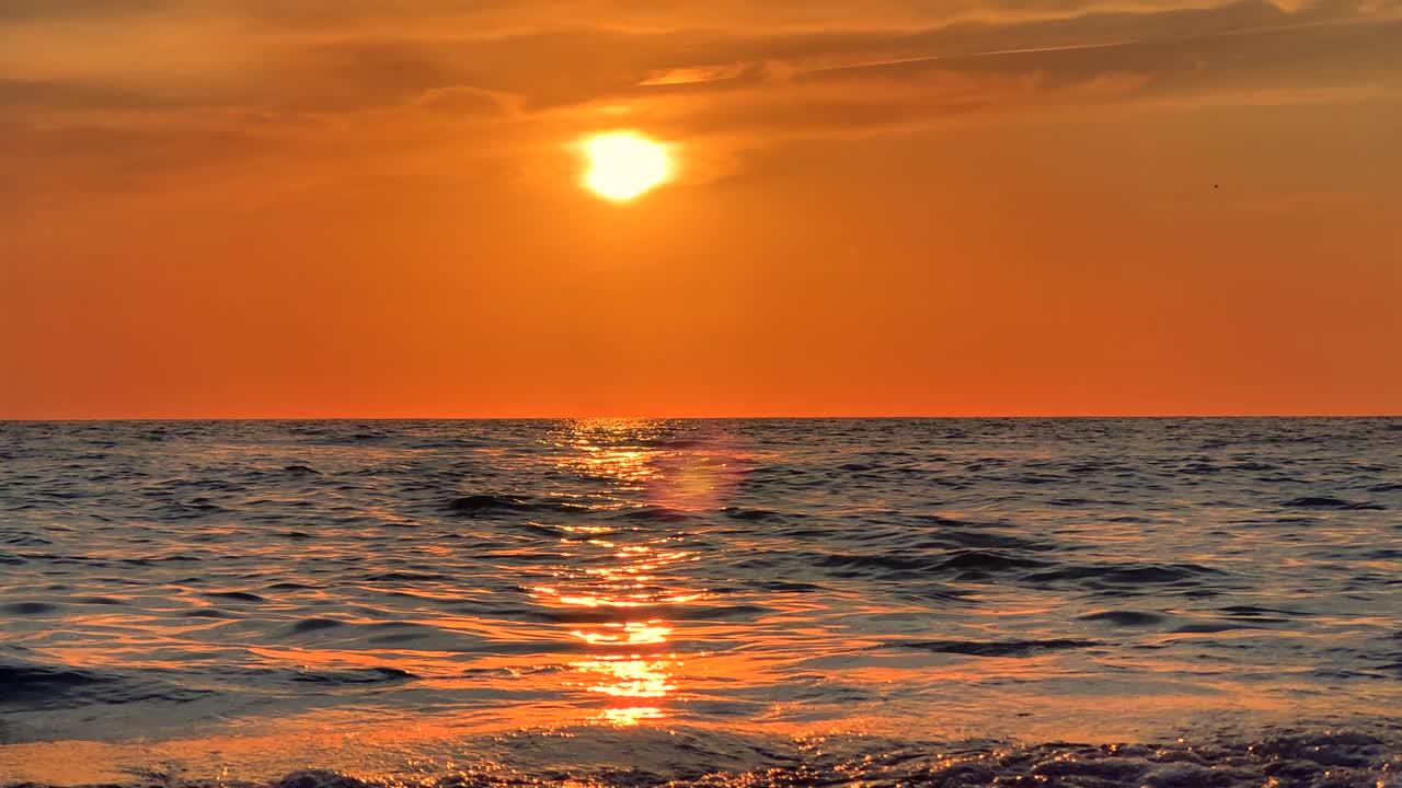 在五颜六色的夕阳下，空旷的热带海滩和海景视频素材