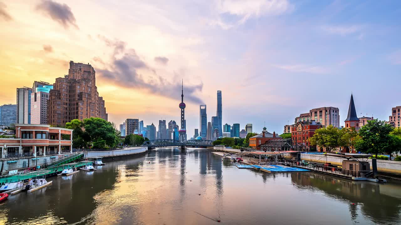 日出时上海现代市中心建筑和河流的时间流逝视频素材