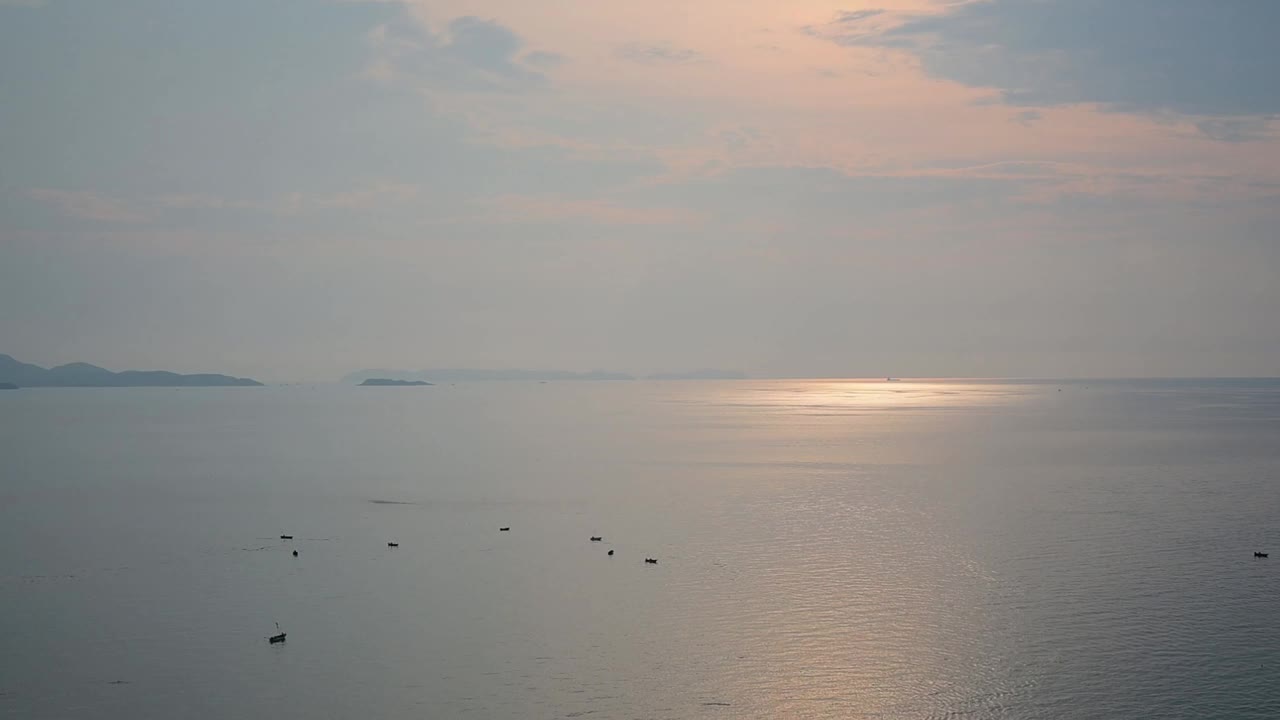 晚上的海洋和海景与蓝天，夏天的自然背景视频素材