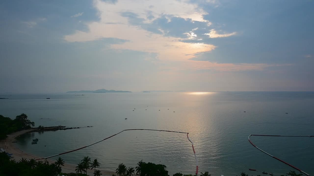 晚上的海洋和海景与蓝天，夏天的自然背景视频素材