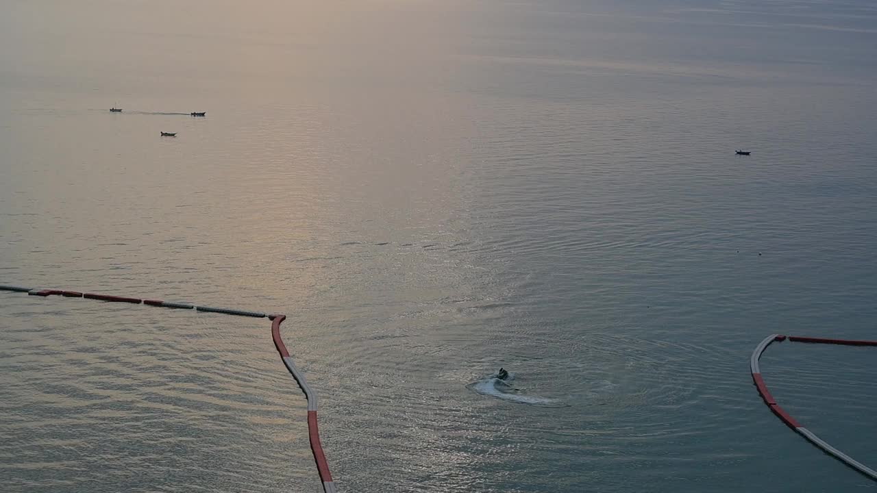 浮筒阻隔海面，水波在黄昏视频素材