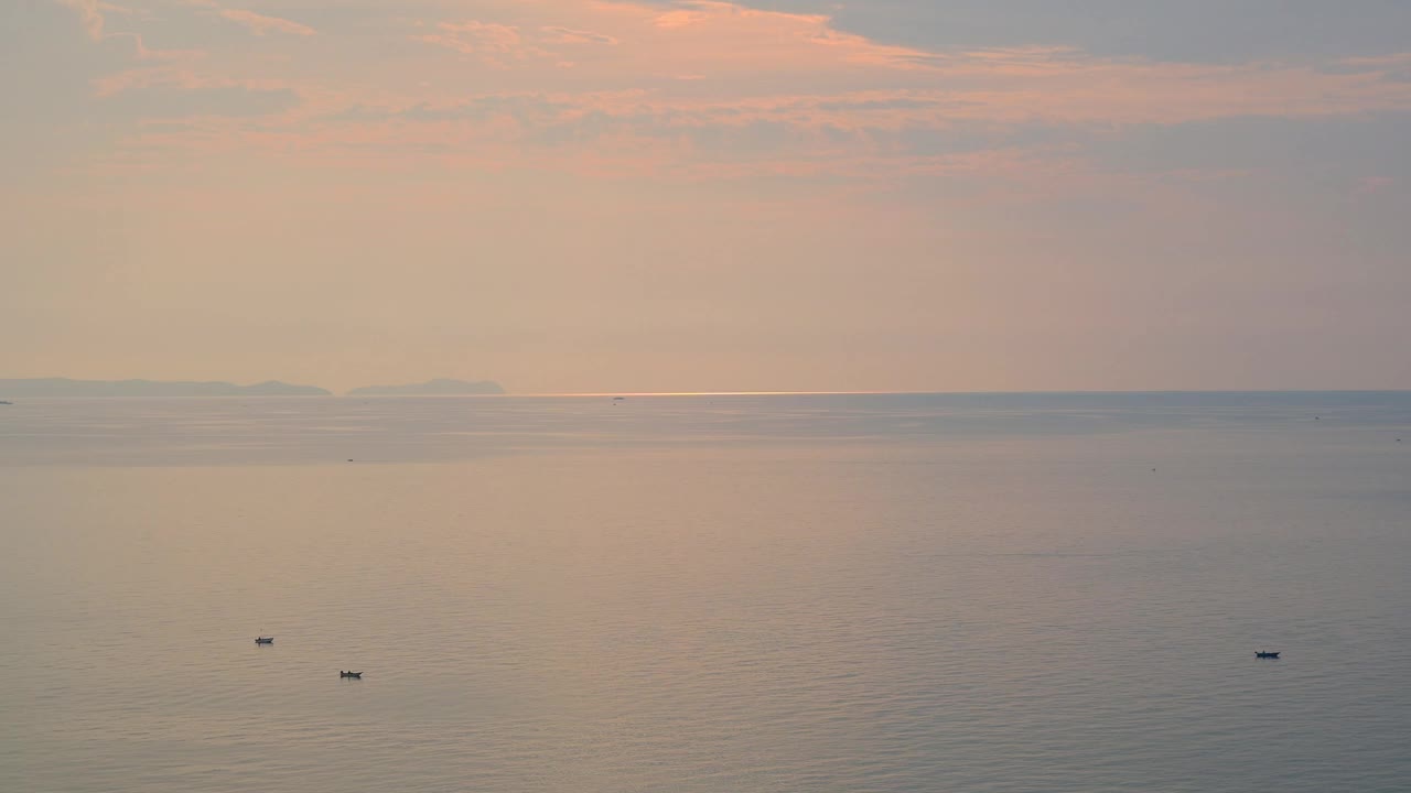 晚上的海洋和海景与蓝天，夏天的自然背景视频素材