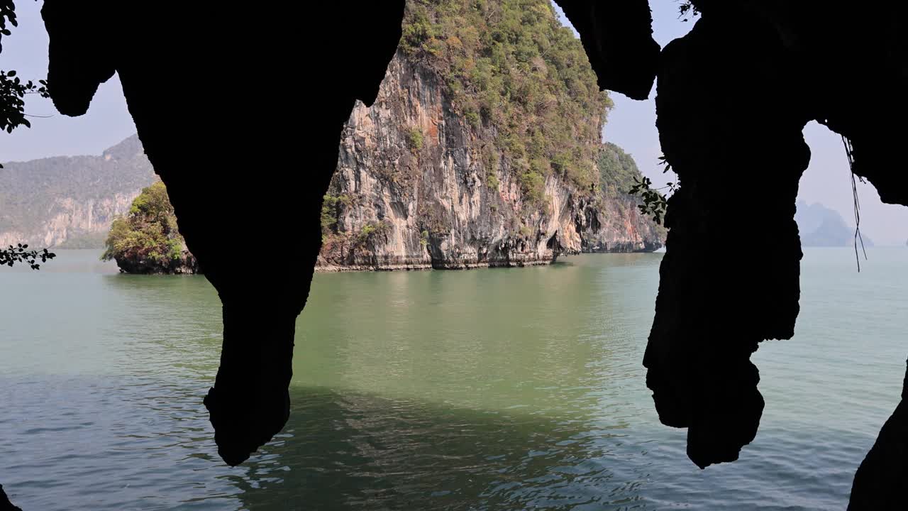 景区洞穴入口游船之旅视频素材