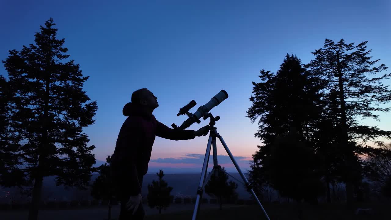 业余天文爱好者用望远镜观察夜空，观察行星、恒星、月亮和其他天体。视频素材