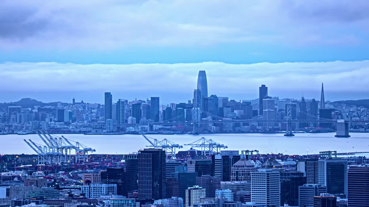 延时摄影，旧金山湾和城市天际线，从奥克兰看，蓝色时间和夜晚，美国加州视频素材