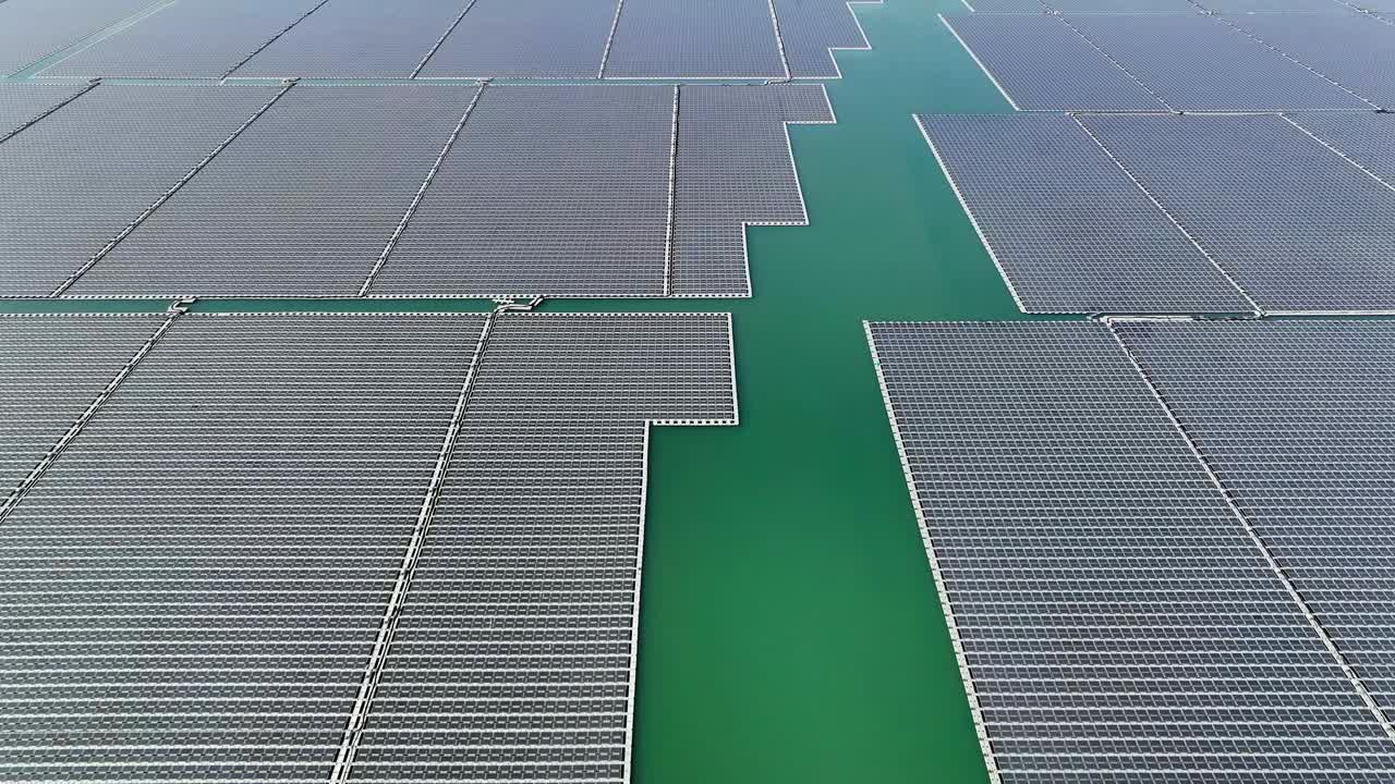 太阳能发电厂鸟瞰图漂浮在水面上视频下载