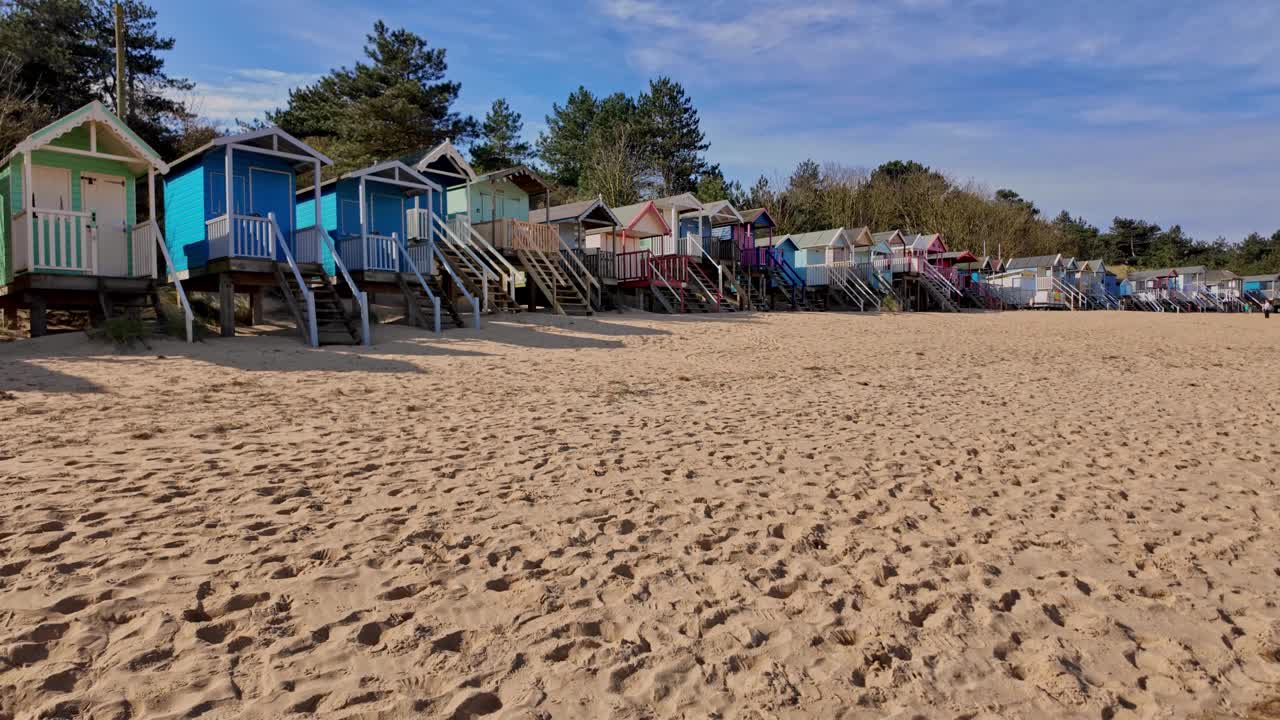 沙滩上的木制海滩小屋视频素材