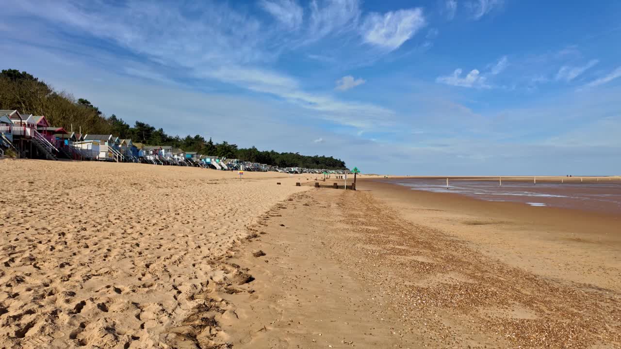 阳光明媚的日子里，海滨的海滩小屋视频素材