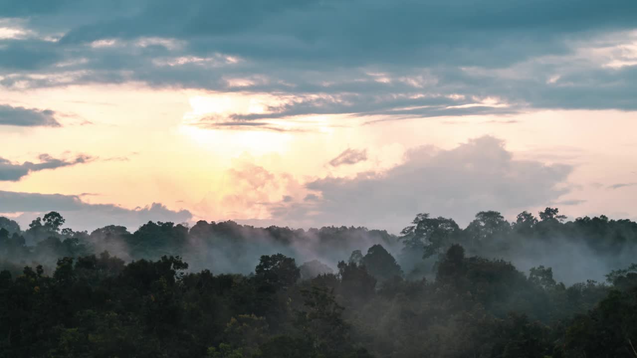 鸟瞰图:雾卷过流过泰国的雨林山，延时景观自然景观场景视频素材