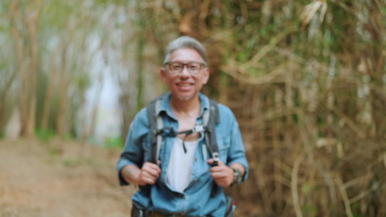 老年人在大自然中旅行的肖像视频素材