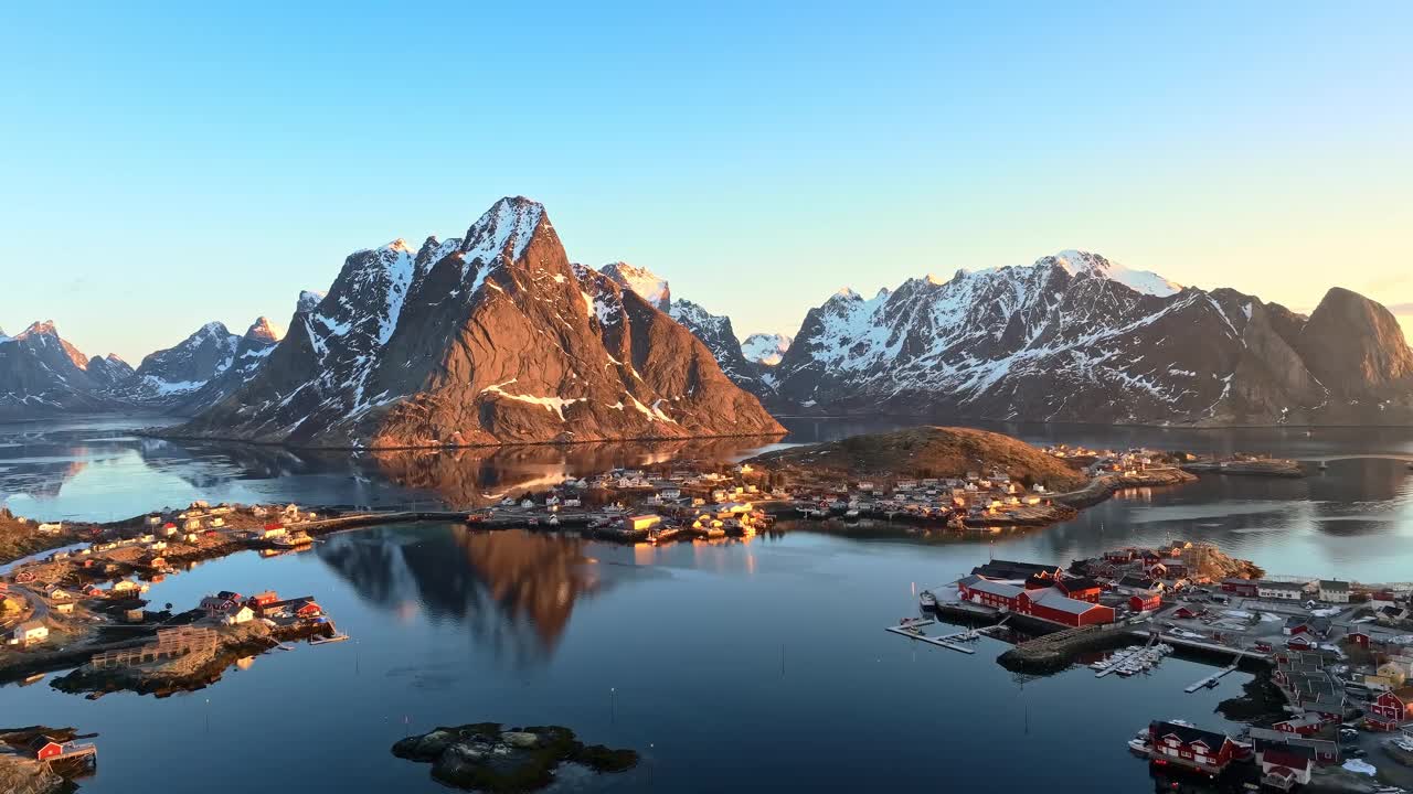 从罗弗敦群岛的莱内村上空鸟瞰，在晨光中。挪威的旅游目的地。视频素材