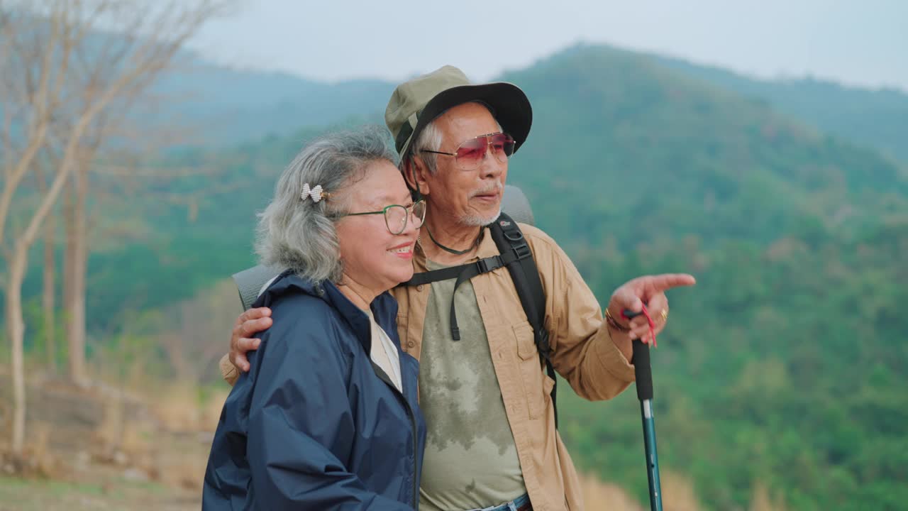 老年夫妇在大自然中旅行视频素材